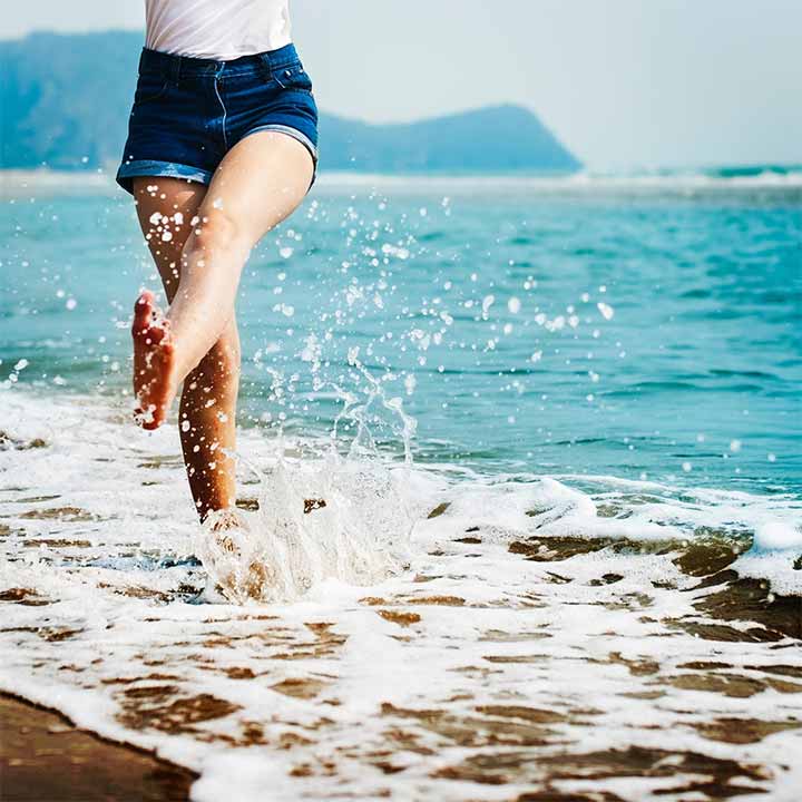 Une femme éclabousse dans le mer 