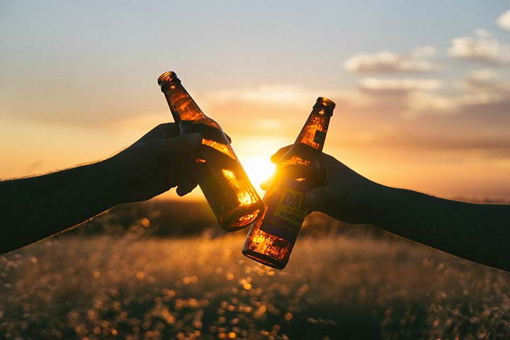 Boire bière au coucher du soleil en Corse 