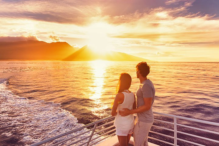 Un coup d'oeil en couple au coucher du soleil sur le ferry 