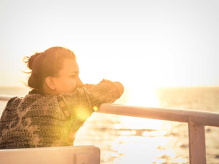 Une femme a l'air en mer sur le ferry 