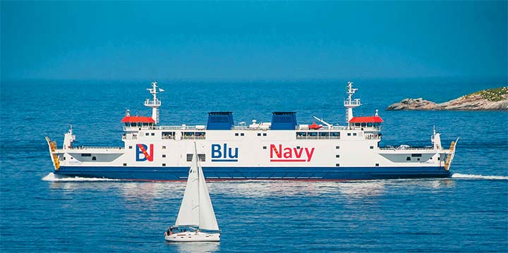 BluNavy ferry Acciarello en mer 