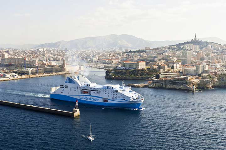 A La Meridionale ferry quittant le port 